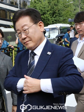 입장 표명 위해 이동하는 민주당 이재명 대표
