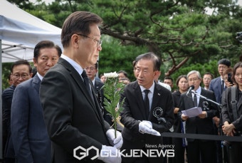 김대중 대통령 묘역 찾은 이재명 더불어민주당 대표