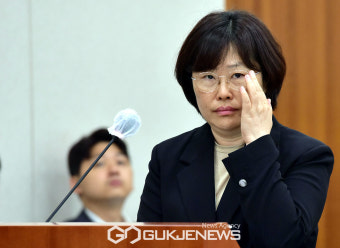 안경만지는 유재은 법무관리관