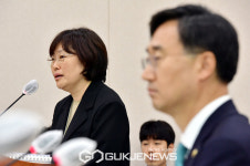 답변하는 유재은 법무관리관