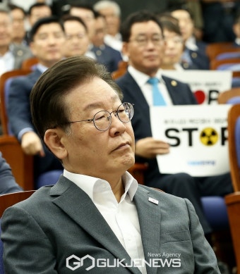 생각에 잠긴 이재명 대표