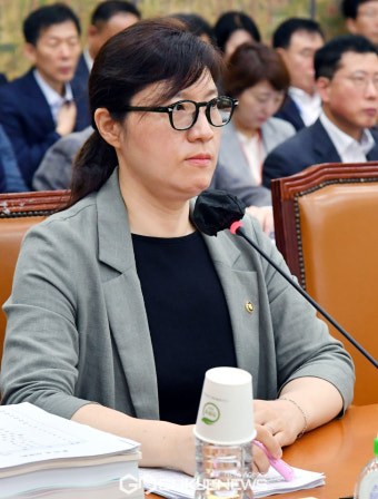 문광위 전체회의 출석한 장미란 2차관