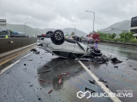알루미늄 괘 와르르 남해고속도로 교통사고 발생으로 일대 교통 마비