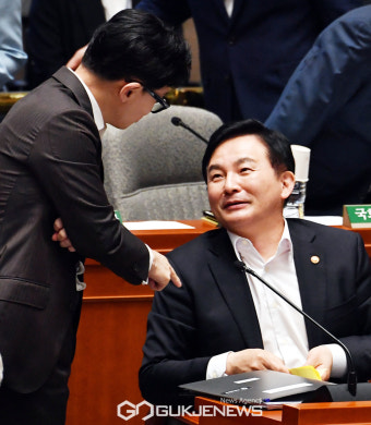 대화 하는 한동훈 법무부 장관과 원희룡 국토부 장관