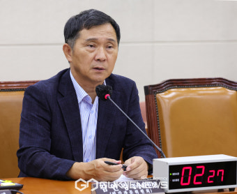 답변 하는 김연명 국회 연금개혁특별위원회 민간자문위원장