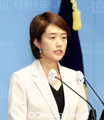 기자회견하는 고민정