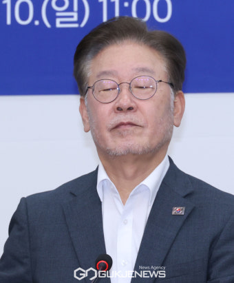 눈감고 생각에 잠긴 이재명 더불어민주당 대표