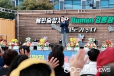 이상일 용인시장, 용인중앙시장 나도 가수다경연서 깜짝 무대 선보여