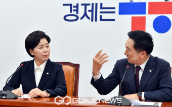 양향자 공동대표와 대화 나누는 김기현 대표