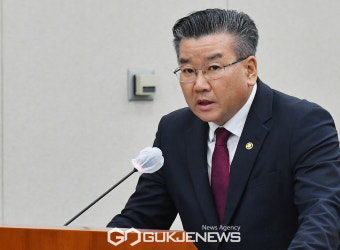 답변하는 유병호 사무총장