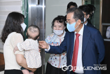 [포토] 애망장애영아원 방문해 직원들 격려하는 홍준표 대구광역시장
