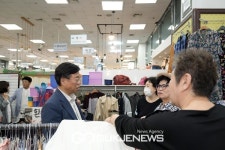상인들과 인사하는 신상진 성남시장