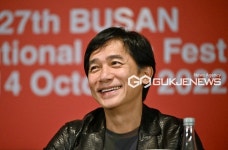 [28회 부산국제영화제] 기자회견하는 홍콩 배우 토니 렁추웨이