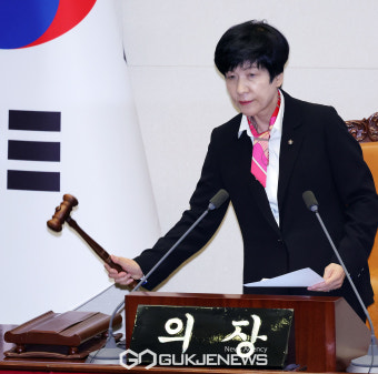 대법원장 임명동의안 부결 선언하는 김영주 국회부의장