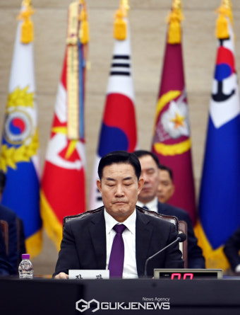 국감 시작 기다리는 신원식 국방장관