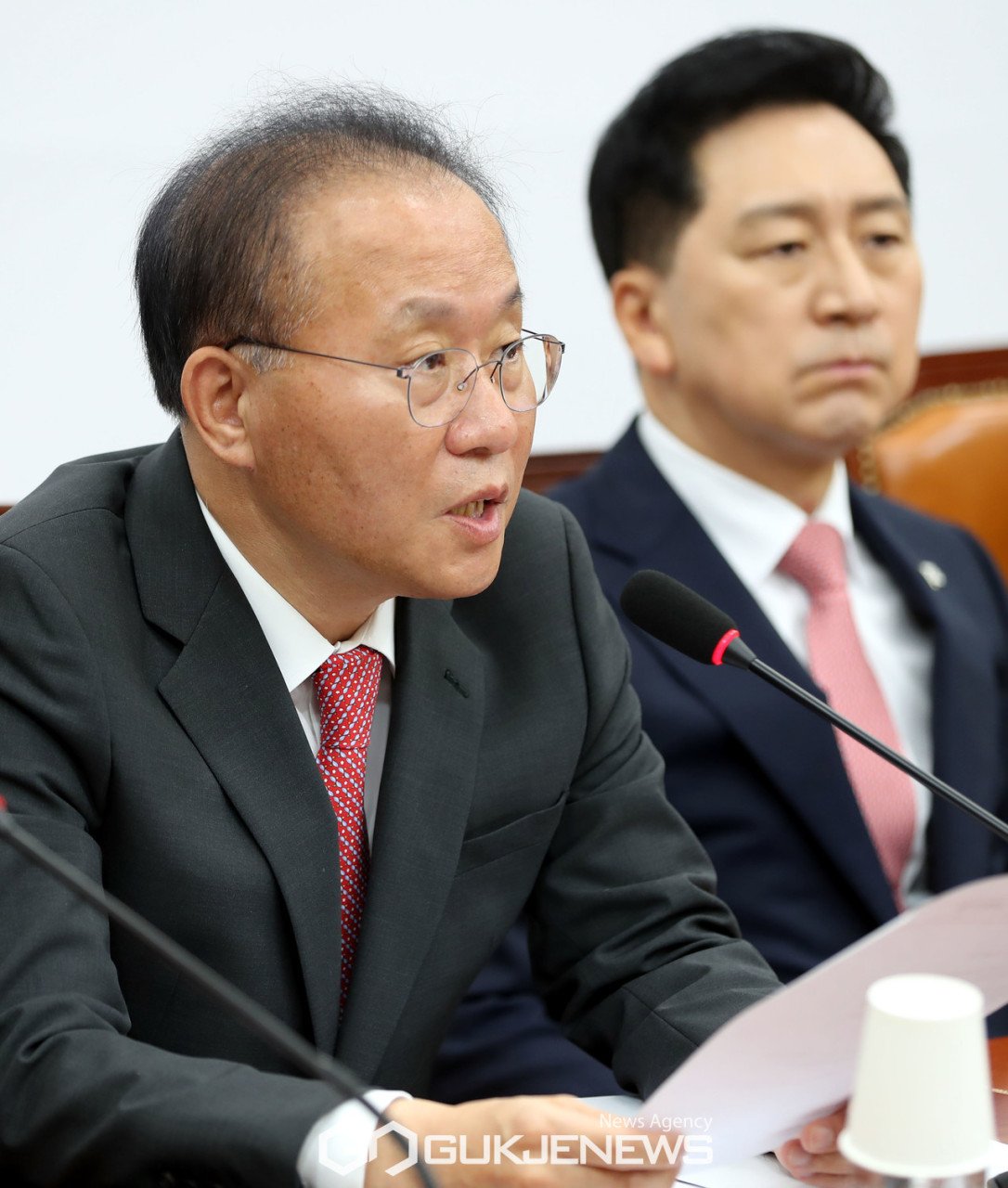 국민의힘 송언석 의원실, 당규 위반 논란 속에서 홍보물 회수 발표와 함께 원내대표 경선 예비 경고 발령