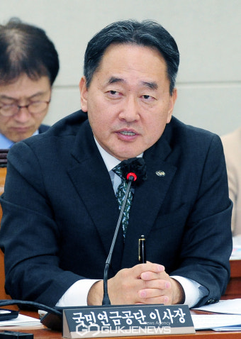 답변 하는 김태현 국민연금공단 이사장