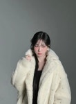 코트에 튜브톱 매치 섹시하네 에스파 카리나 극강 청초美