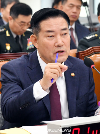 국방위 질의에 답변하는 신원식 국방장관