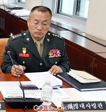 자료 살펴보는 김계환 해병대사령관