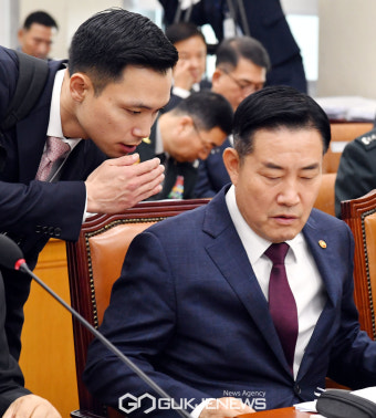 관계자와 귀엣말을 나누는 신원식 국방부 장관