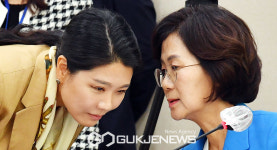 대화하는 권인숙 위원장과 신영현 더불어민주당 간사
