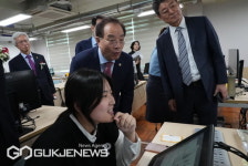 [포토] 부산예빛학교 기숙사 둘러보는 하윤수 교육감