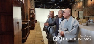 전 범어사 주지 수불 스님, 2023 진주전통공예비엔날레 관람