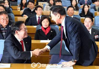 인사 나누는 김기현 국민의힘 대표와 정우택 국회부의장