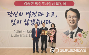 [포토]홍준표 대구광역시장, 김종한 행정부시장 퇴임 석별의 정 나눠