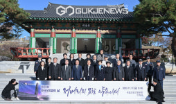 [포토] 국립신암선열공원서 순국선열 위해 단체사진 찍는 홍준표 대구시장