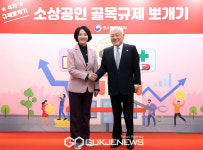 기념촬영하는 이영 장관-김한길 위원장