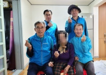 [포토] 영덕군 신중년 일자리, 홀몸 어르신 도배 봉사
