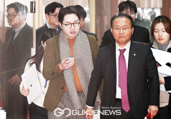 이동하는 윤재옥 국민의힘 원내대표와 홍익표 더불어민주당 원내대표