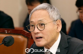 질의에 답하는 유인촌 장관
