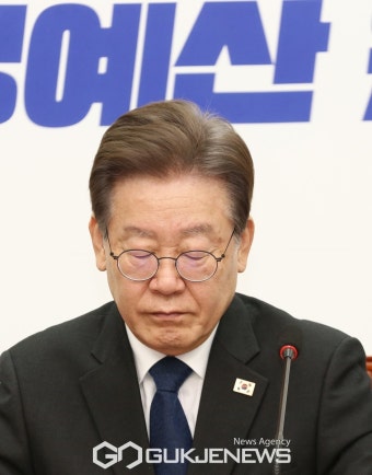 생각에 잠긴 이재명 대표