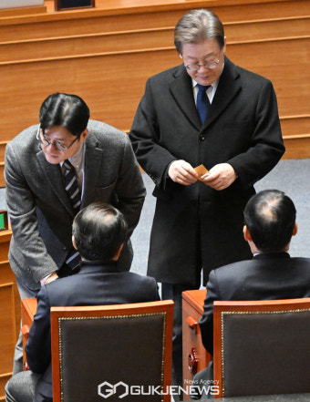 투표하는 이재명 더불어민주당 대표