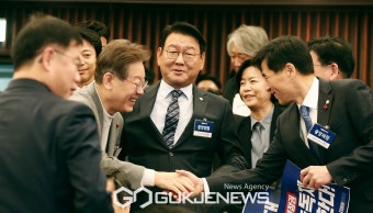 악수 나누는 이재명 대표