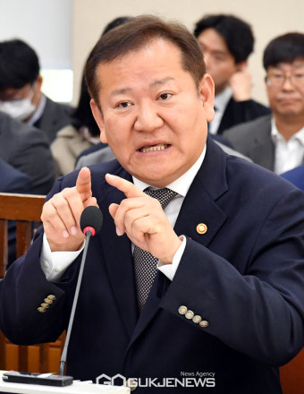 의원들 질의에 답변 하는 이상민 행정안전부 장관