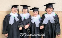 배움에는 나이가 없어요…영등포구, 감동의 만학도 졸업사진 촬영