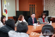 이상일 용인시장, 남사읍 학교 방문해 학부모들과 교육 환경 개선 방안 논의