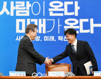 류삼영 전 울산중부서장과 악수하는 이재명 당 대표
