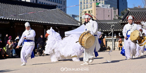 [국제포토] 웃음주고 건강기원, 동지공연