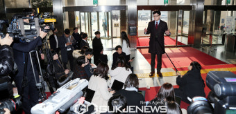 출근길 질의응답 하는 한동훈 비상대책위원장