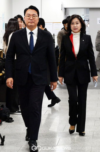 국민의힘 탈당 기자회견을 하기위해 회견장으로 들어서는 천하람