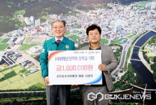 김영욱 설뫼충효테마파크 대표, 장학금 100만원 기탁