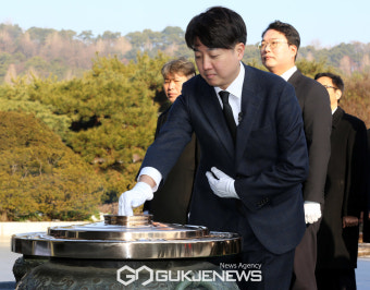 이준석 전 국민의힘 대표,현충원을 찾아 현충탑에 분향