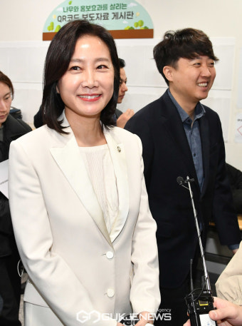 회견장 나서는 이준석 가칭 '개혁신당' 정강정책위원장과 허은아 의원