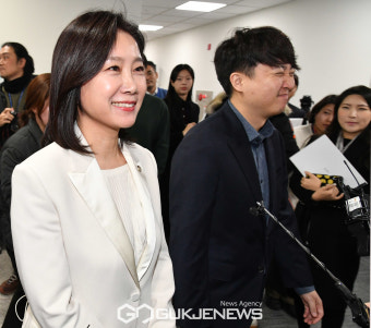 회견장 나서는 이준석 가칭 '개혁신당' 정강정책위원장과 허은아 의원