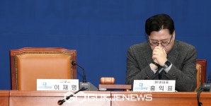 침통한 표정의 홍익표 원내대표